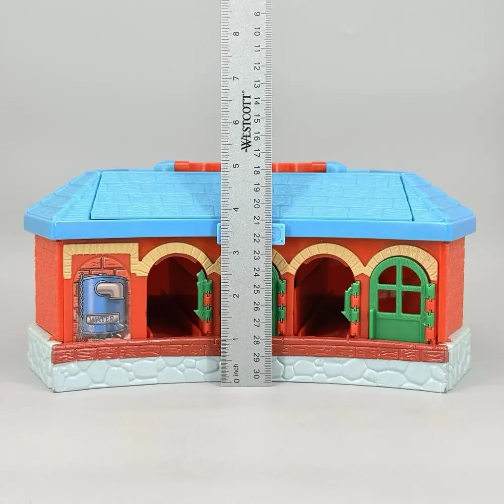 Learning Curve 2002 Thomas Tank Train Engine Station Round House Take Along +